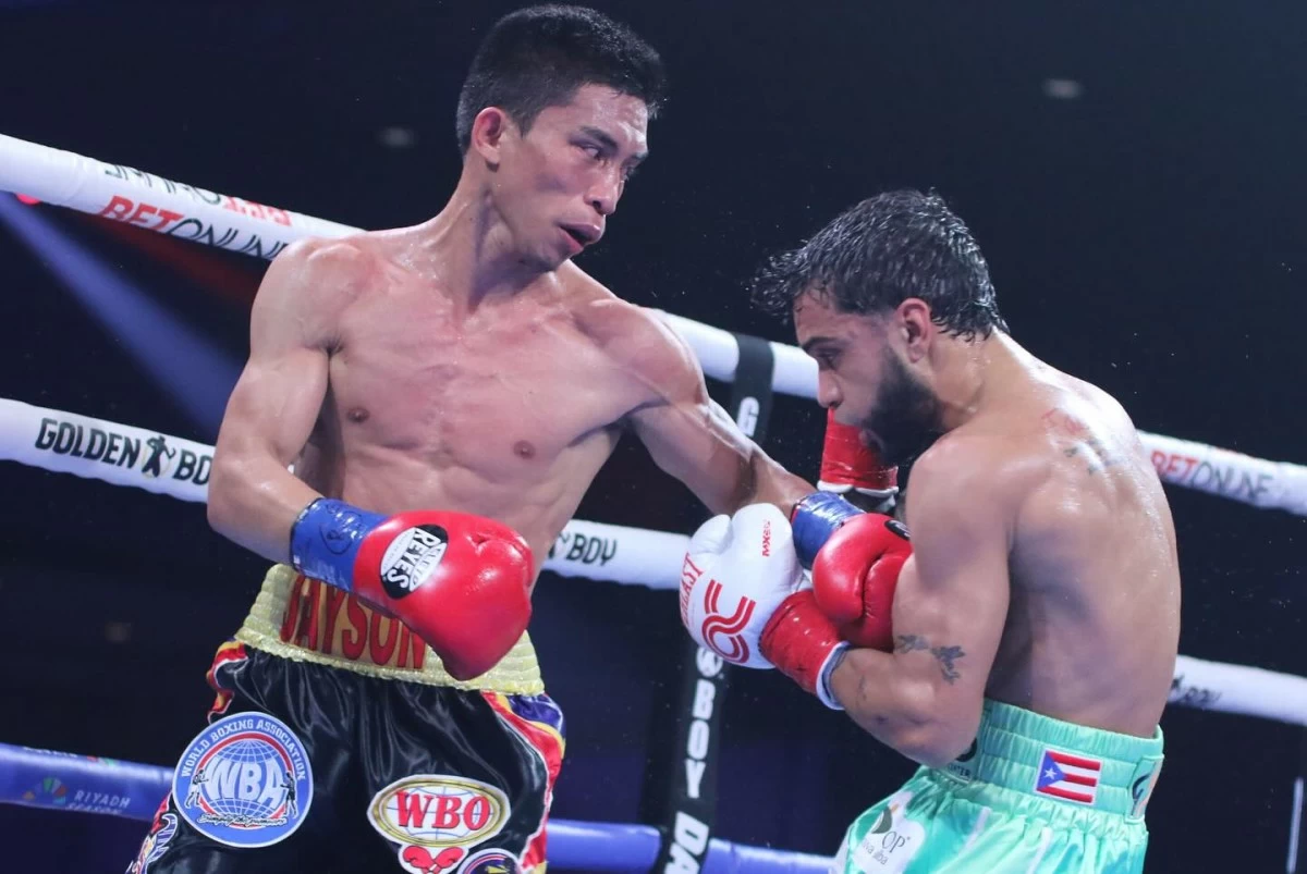 Jayson Vayson delivers a body shot that hurt Oscar Collazo (Jhay Otamias)