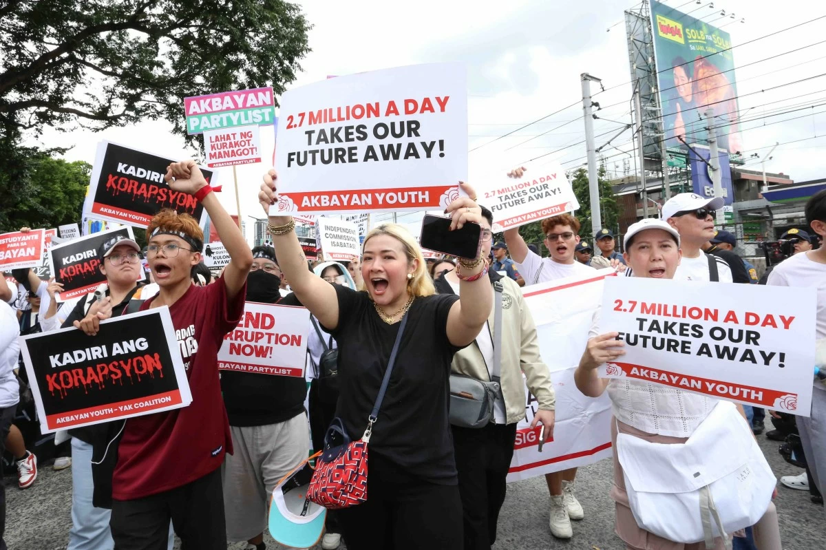 Thousands of protesters march towards the EDSA People Power Monument in Quezon City on Sunday, September 21, 2025 to call on the government to prosecute corrupt government officials and contractors involved in anomalous and ghost flood control projects in the country. (Santi San Juan)