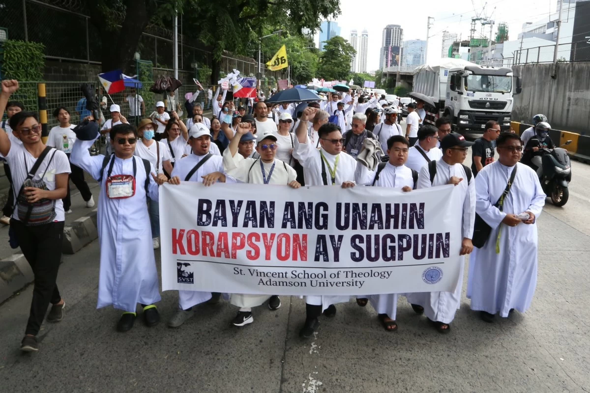 Thousands of protesters march towards the EDSA People Power Monument in Quezon City on Sunday, September 21, 2025 to call on the government to prosecute corrupt government officials and contractors involved in anomalous and ghost flood control projects in the country. The mobilization follows with the earlier program “Baha sa Luneta” held in Manila City that also gathered thousands of crowd protesting against corruption. (Santi San Juan)