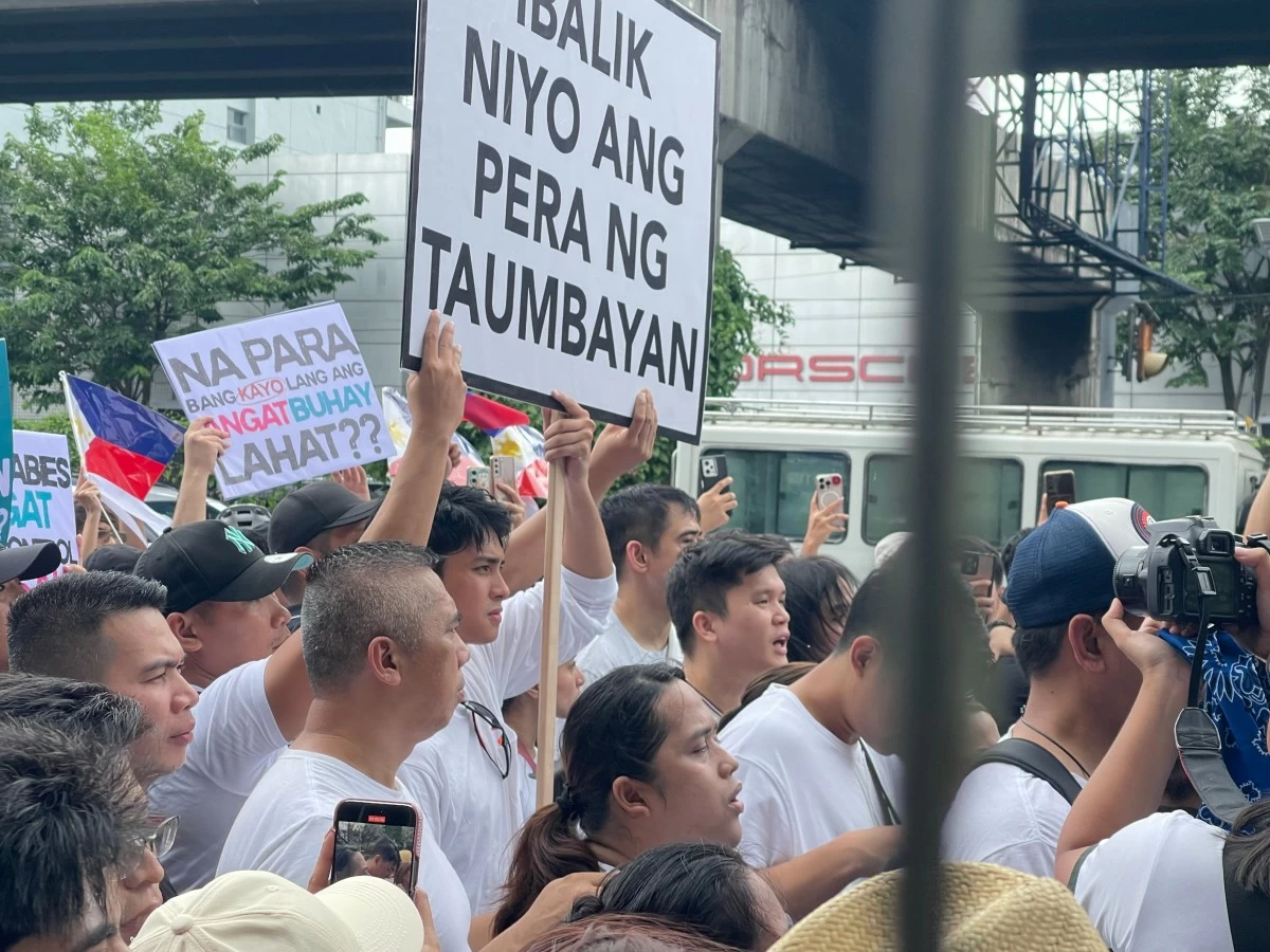 
TAKING A STAND—Actor Donny Pangilinan joins the Trillion Peso March on Sunday, Sept. 21, walking with the public along EDSA while carrying a placard that read: “IBALIK NIYO ANG PERA NG TAUMBAYAN.” The demonstrators, mostly clad in white, called for transparency and accountability from individuals and institutions allegedly involved in ‘anomalous’ government projects. (JEL SANTOS/MB PHOTO)