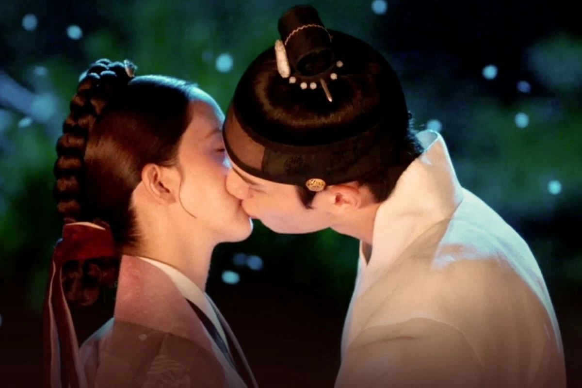 Yoona and Lee Chae-min kissing in episode 10 of "Bon Appétit, Your Majesty" (Screenshot from tvN video)