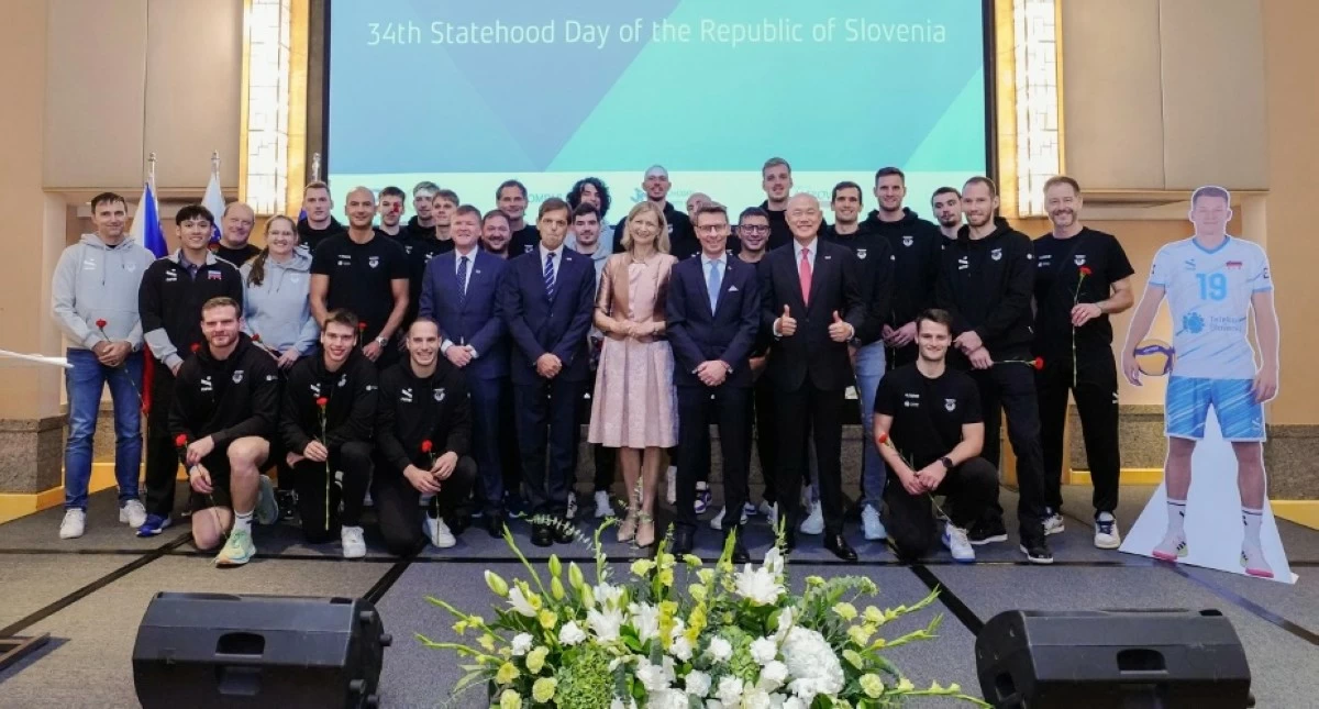 Ambassador H.E. Smiljana Knez, spouse Dusan Ropret, Consul Felix R. Ang and Slovenian Embassy officials share a proud moment with the Slovenian National Volleyball Team during Slovenia’s 34th Statehood Day celebration in Manila

