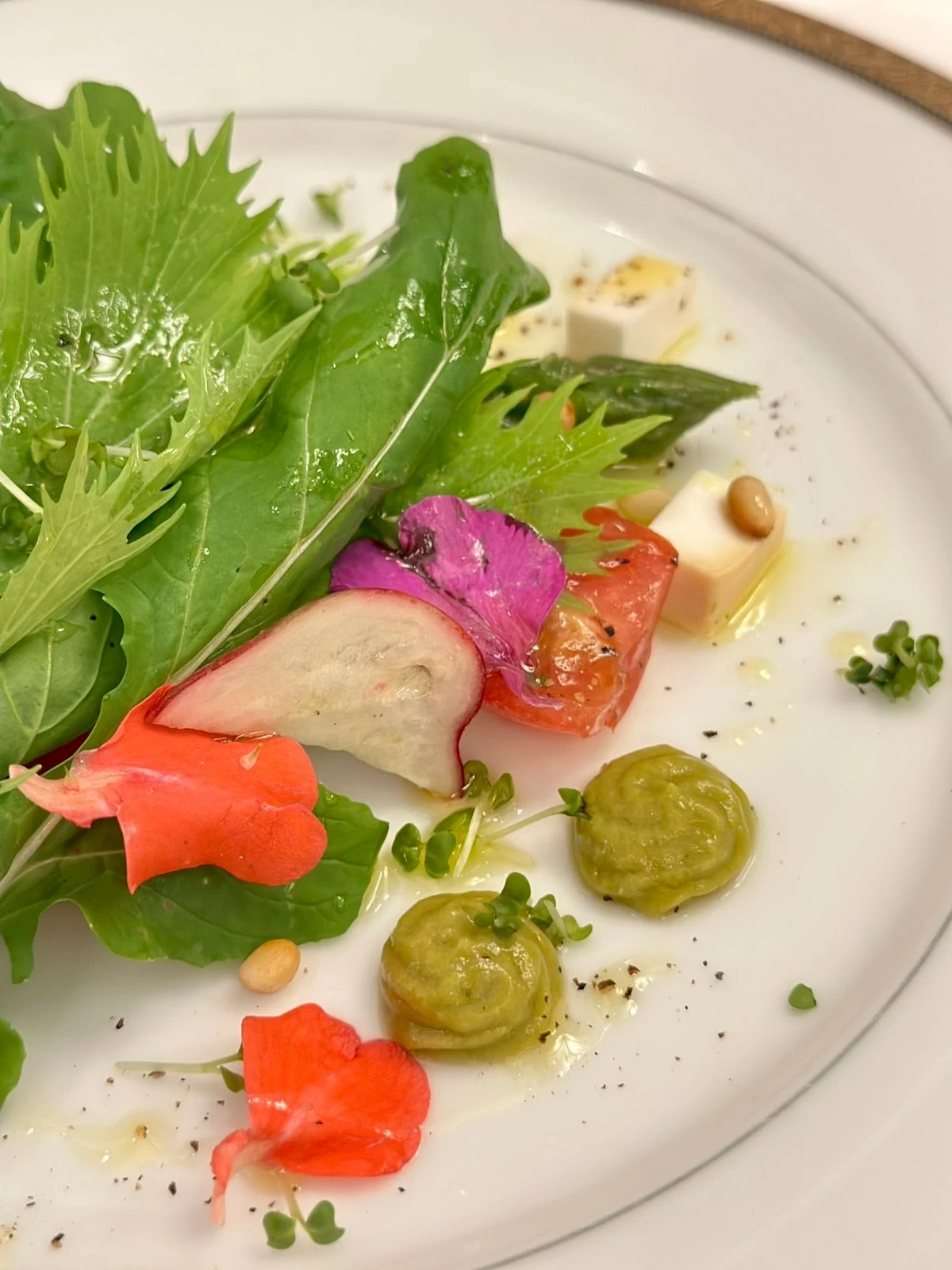 FRESH START Green asparagus salad with olive oil, lemon, guacamole, pine seeds, and vegan cheese opens the vegan degustation menu