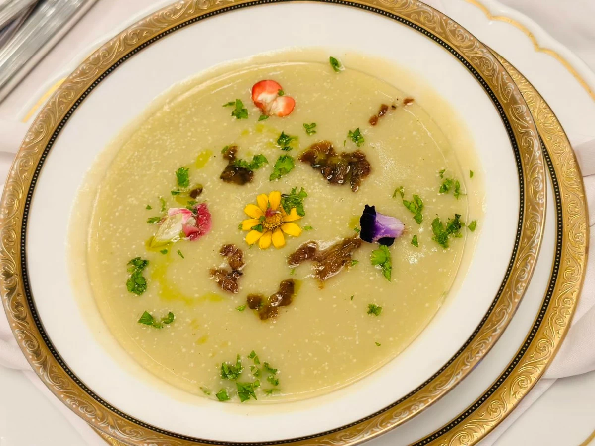 COMFORT BOWL Puree of Potato Soup with Kale, Veggie Meat crisp, olive oil