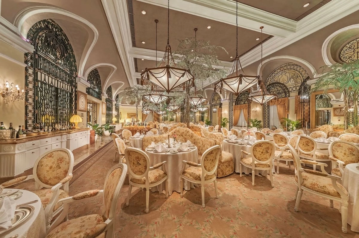 CLASSIC SPLENDOR The Manila Hotel’s Champagne Room, with its chandeliers and Old European décor