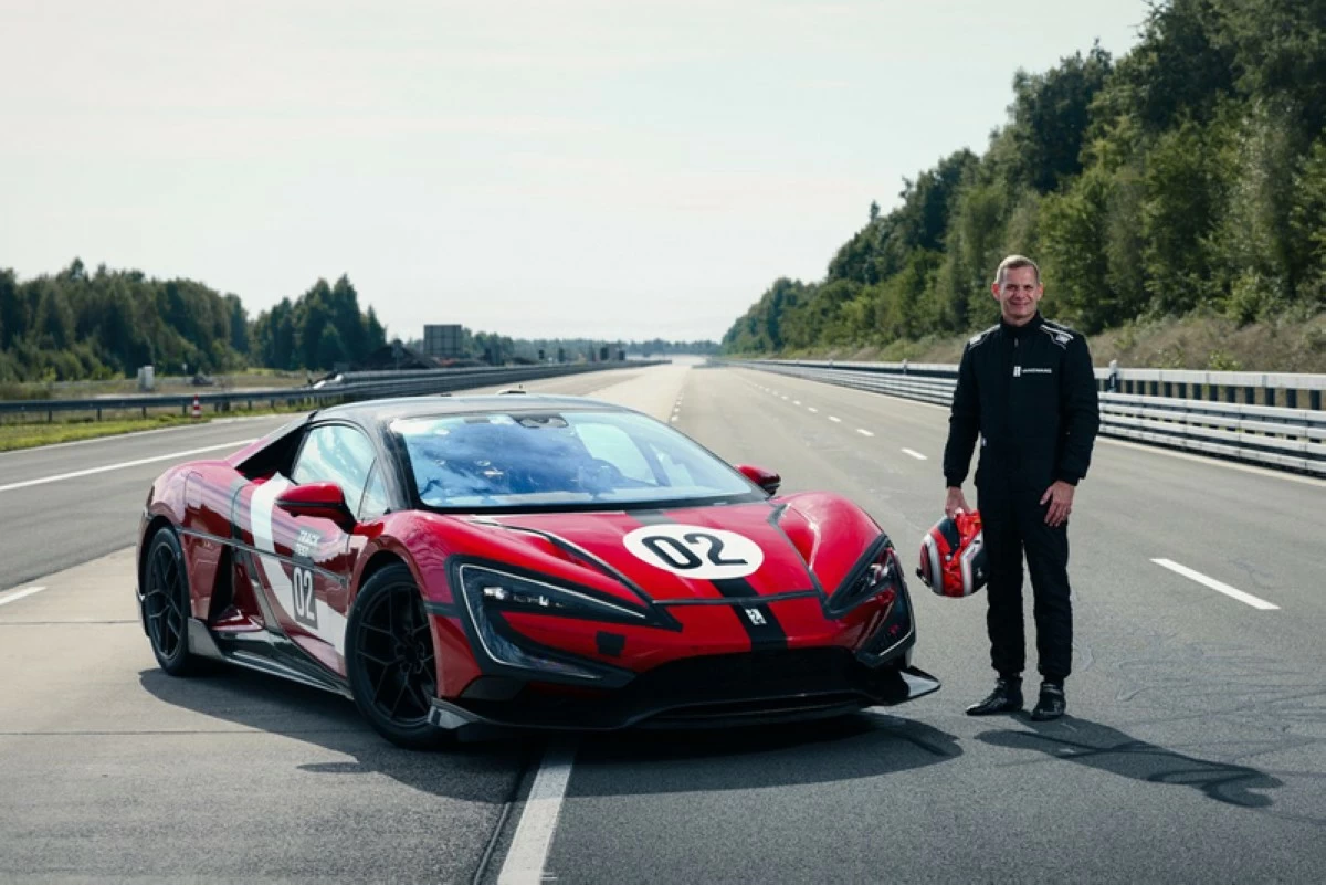 Marc Basseng with the Yangwang U9X record breaking car.