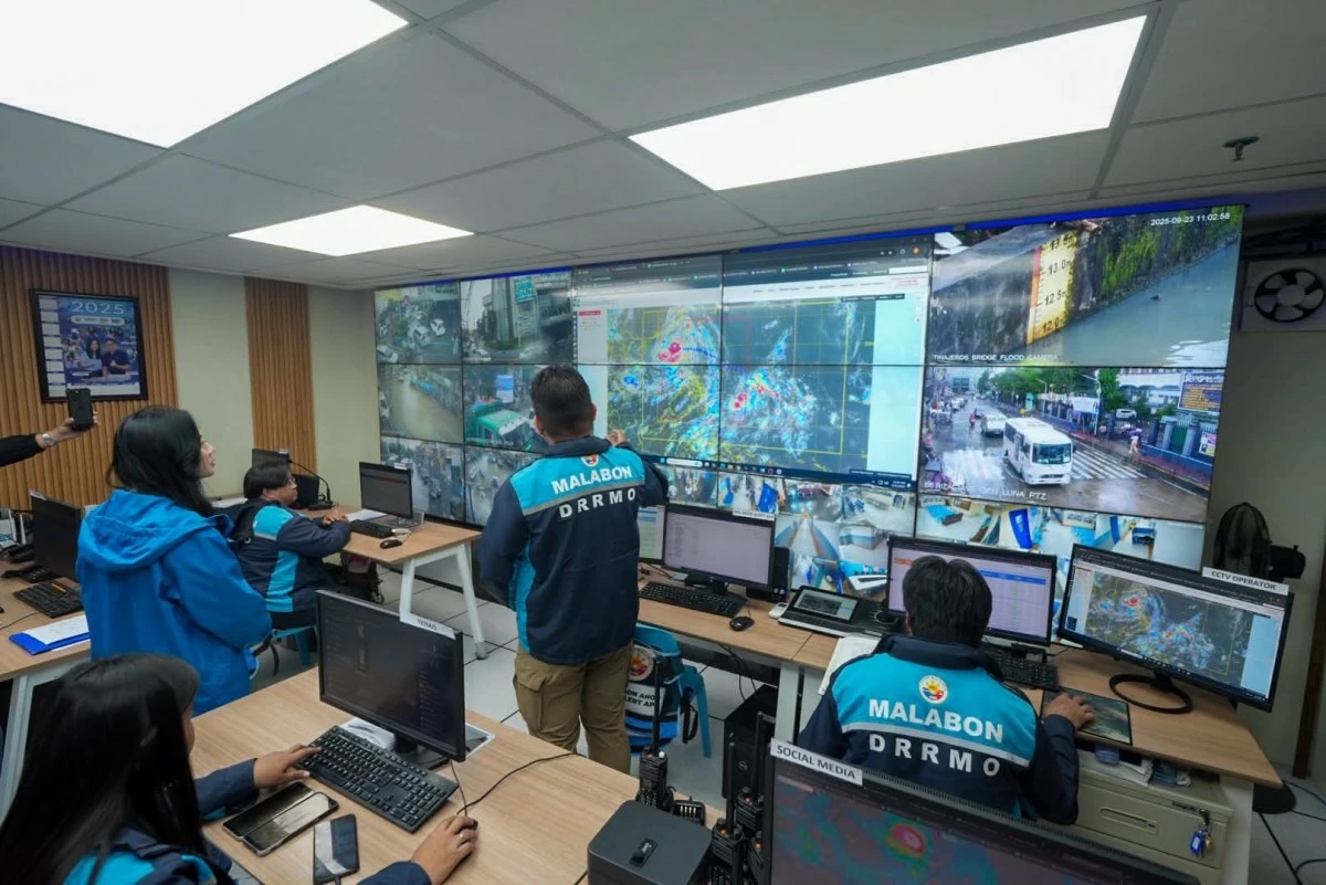 Mayor Jeannie Sandoval visits the DRRMO command center to monitor city operations amid inclement weather. (Photo courtesy of Malabon City Government)
