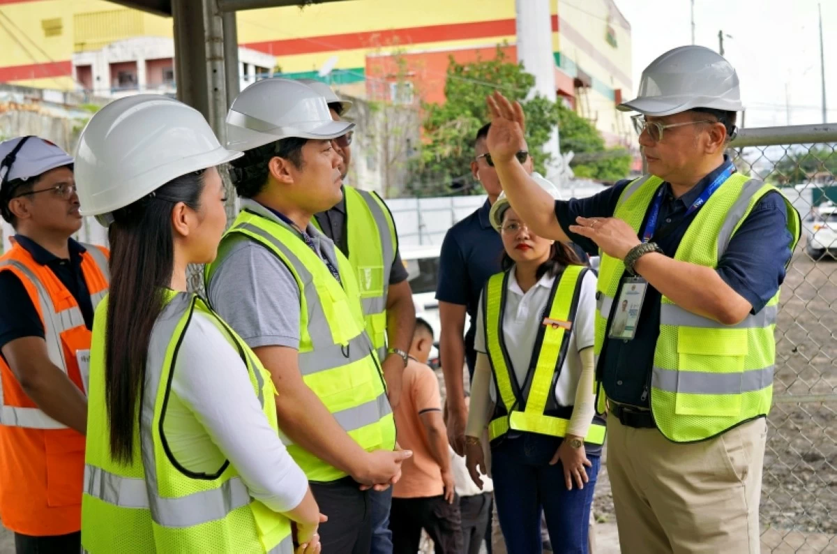 Muntinlupa Mayor Ruffy Biazon at the old PNR Alabang Station (Photo from Mayor Biazon's Facebook account) 