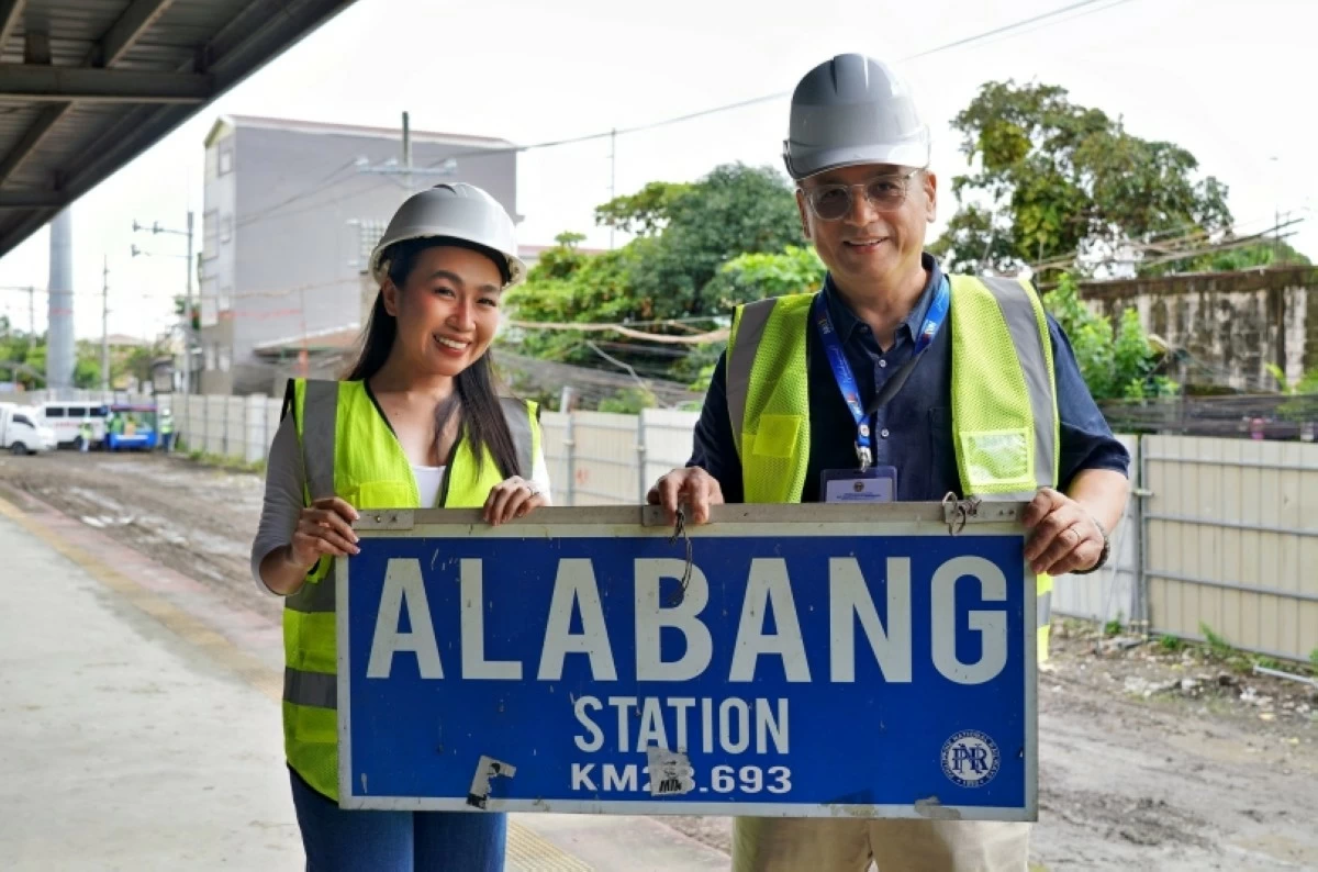 Muntinlupa Mayor Ruffy Biazon (right) holds the sign of the old PNR Alabang Station (Photo from Mayor Biazon's Facebook account) 