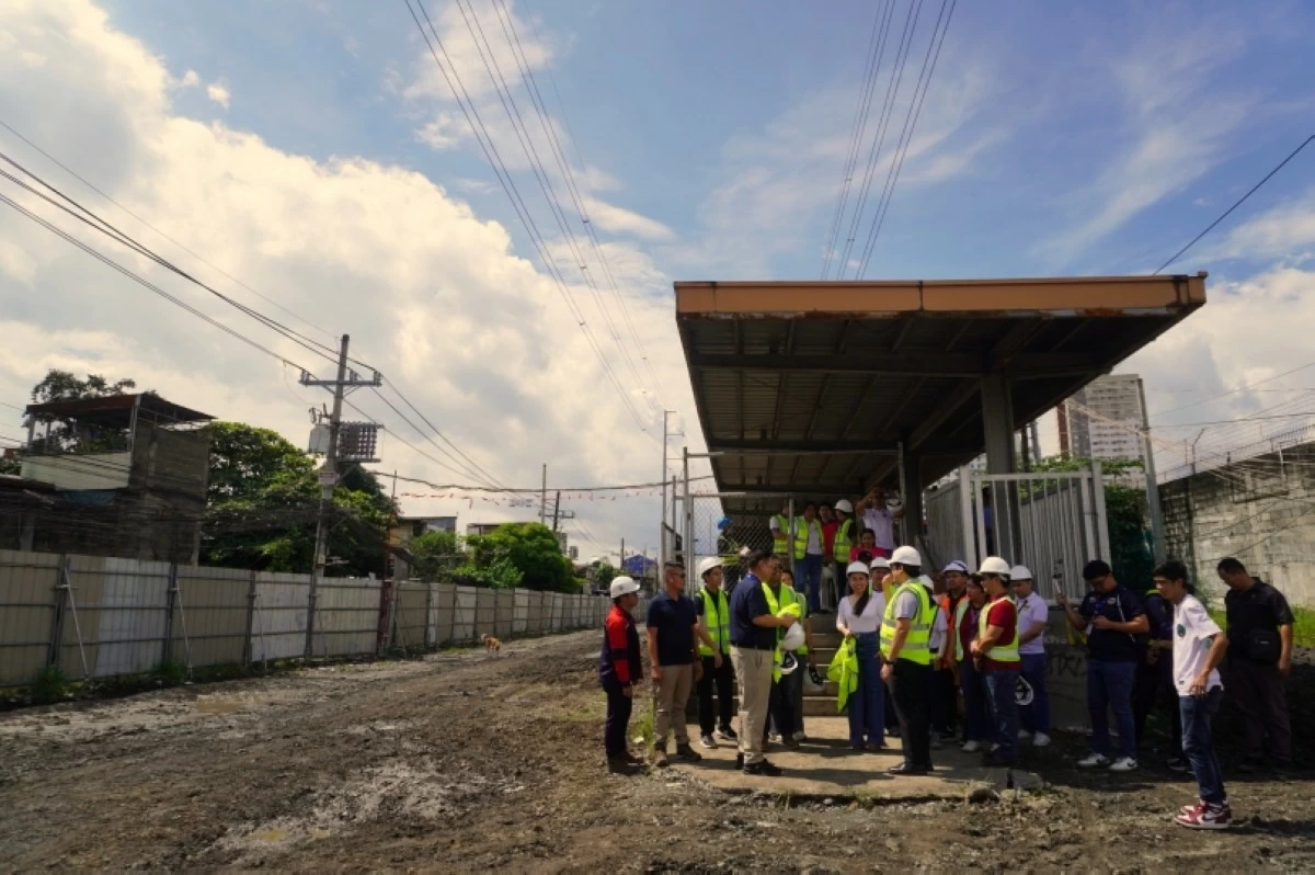 Muntinlupa Mayor Ruffy Biazon at the old PNR Alabang Station (Photo from Mayor Biazon's Facebook account) 