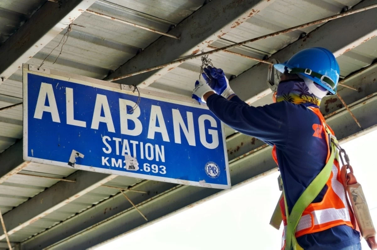 The PNR Alabang Station sign being removed (Photo from Mayor Biazon's Facebook account) 