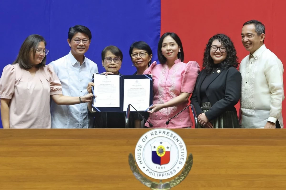 Gabriela Party-list Rep. Sarah Elago (3rd from right) poses for posterity with Makabayan members. House Speaker "Faustino “Bojie” Dy III (2nd from left) administered the Elago's oath of office (Facebook)