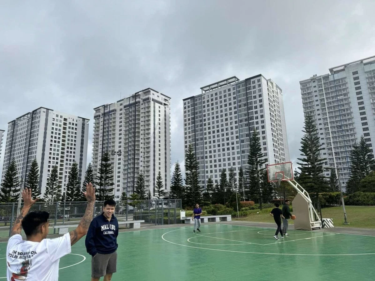 The Chuason kids and their friends enjoy a casual game at the Wind Residences basketball court—a favorite spot made even better by Tagaytay’s cool weather.