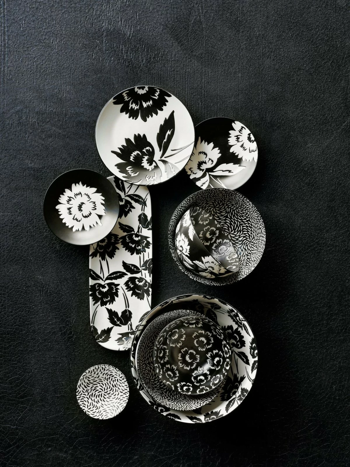 Inspired by vintage Asian botanical patterns, the Jardin serving collection is embellished with stylized florals that look elegant and modern. The serving bowl is decorated inside and out with stems in full bloom, glazed white on black on the exterior with the reverse on the inside.
