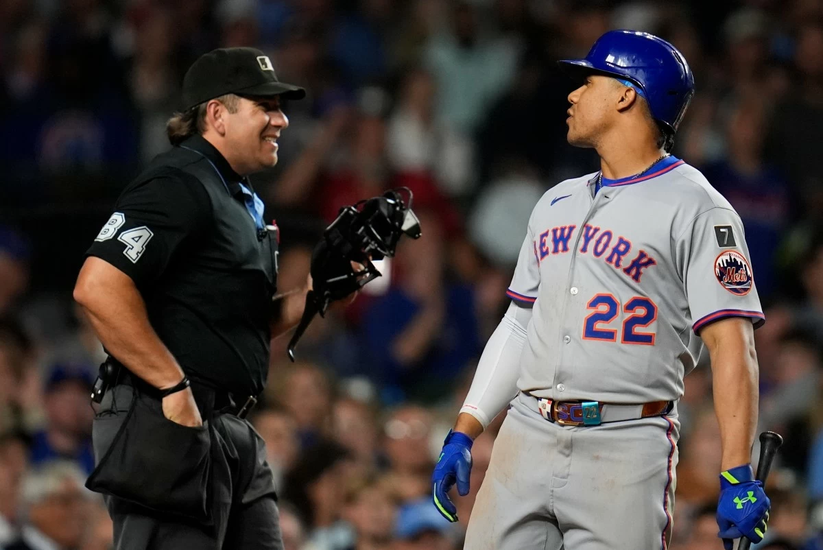 New York Mets' Juan Soto (22) has a brief chat with umpire John Libka (84) during the sixth inning of a baseball game Tuesday, Sept. 23, 2025, in Chicago. (AP Photo/Erin Hooley)