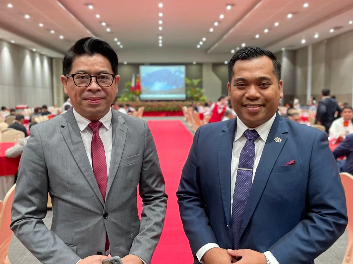 Malaysian consuls Faizel Rahman and Ahmadulkuddus Husain
