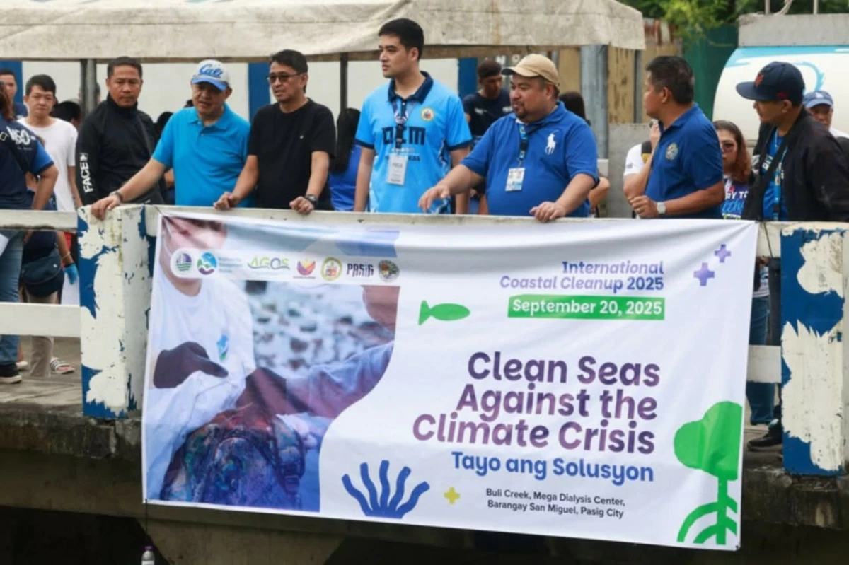City offices and partner organizations participate in the cleanup activity in Pasig City. (Photos from Pasig PIO)