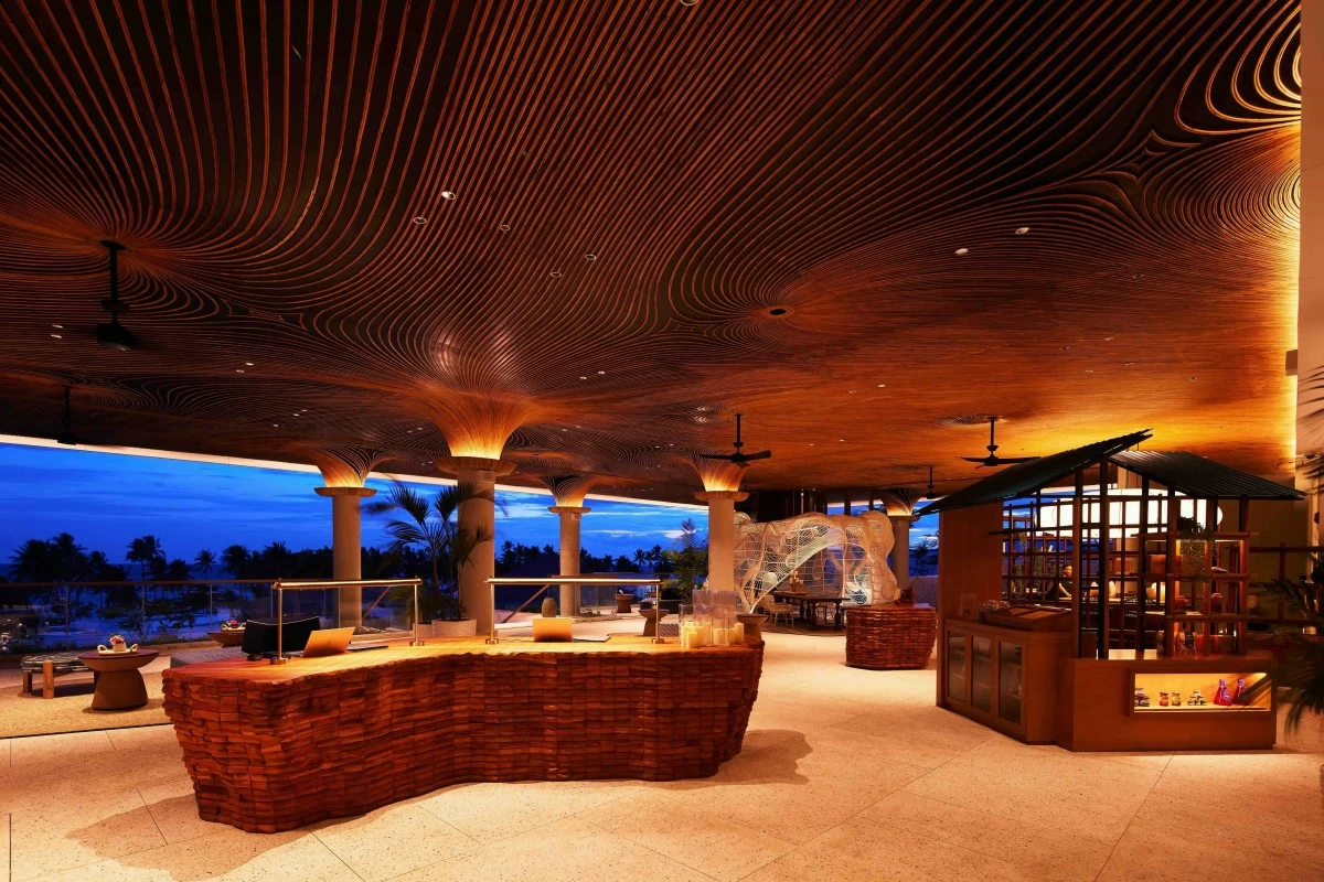 WOOD WARMTH The lobby highlights natural accents and open spaces, setting a welcoming tone for arriving guests.