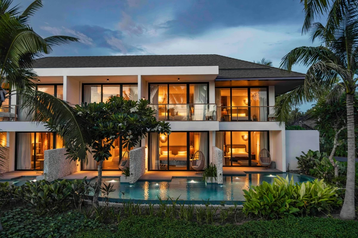 SWIMSIDE SUITES The façade features rooms with private pools, blending privacy with a resort view.