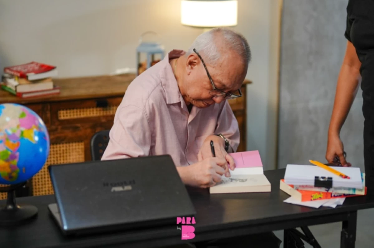 
National Artist Ricky Lee signing copies of Para Kay B at its stage adaptation — a special moment with the man behind the masterpiece.
