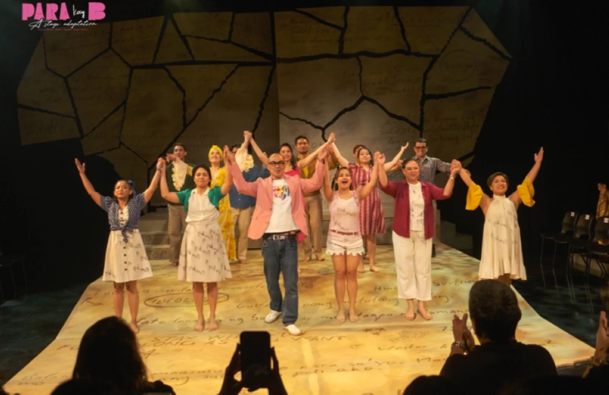 The cast of Para Kay B, the stage adaptation of the best-selling novel by National Artist Ricky Lee, led by Mario Magallona (center) as Lucas, the writer who believes love has a quota and that only one in five love stories will succeed.


