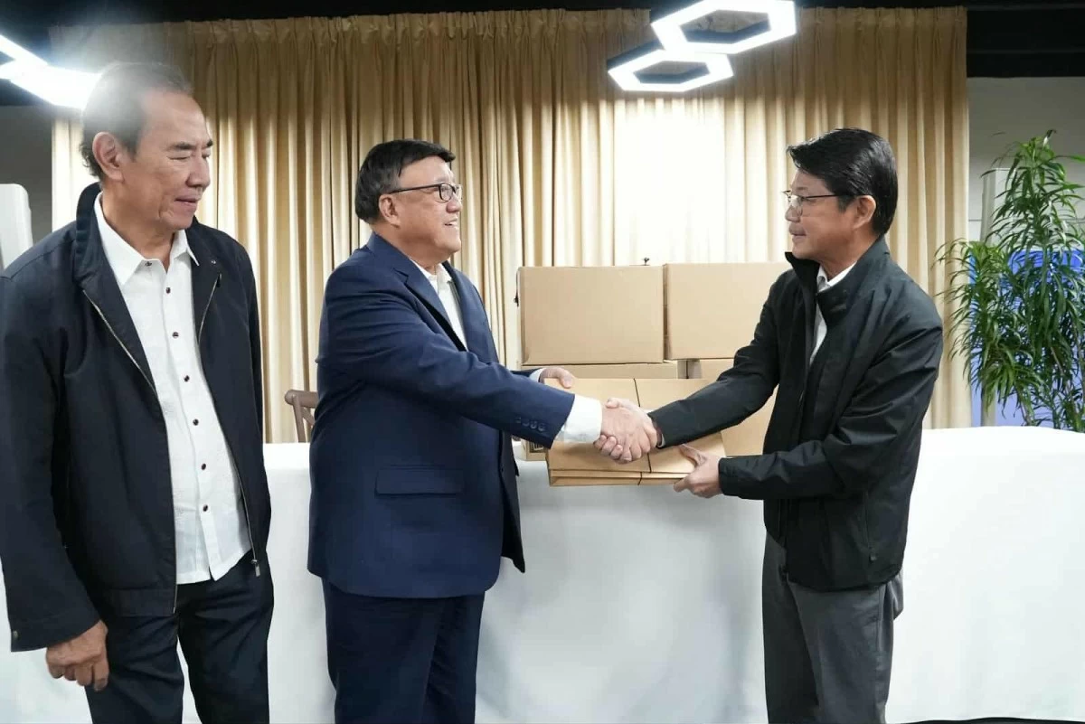 Speaker Faustino "Bojie" Dy III (rightmost) turns over infra comm documents to ICI Chairman Andres Reyes Jr. (Speaker's office)