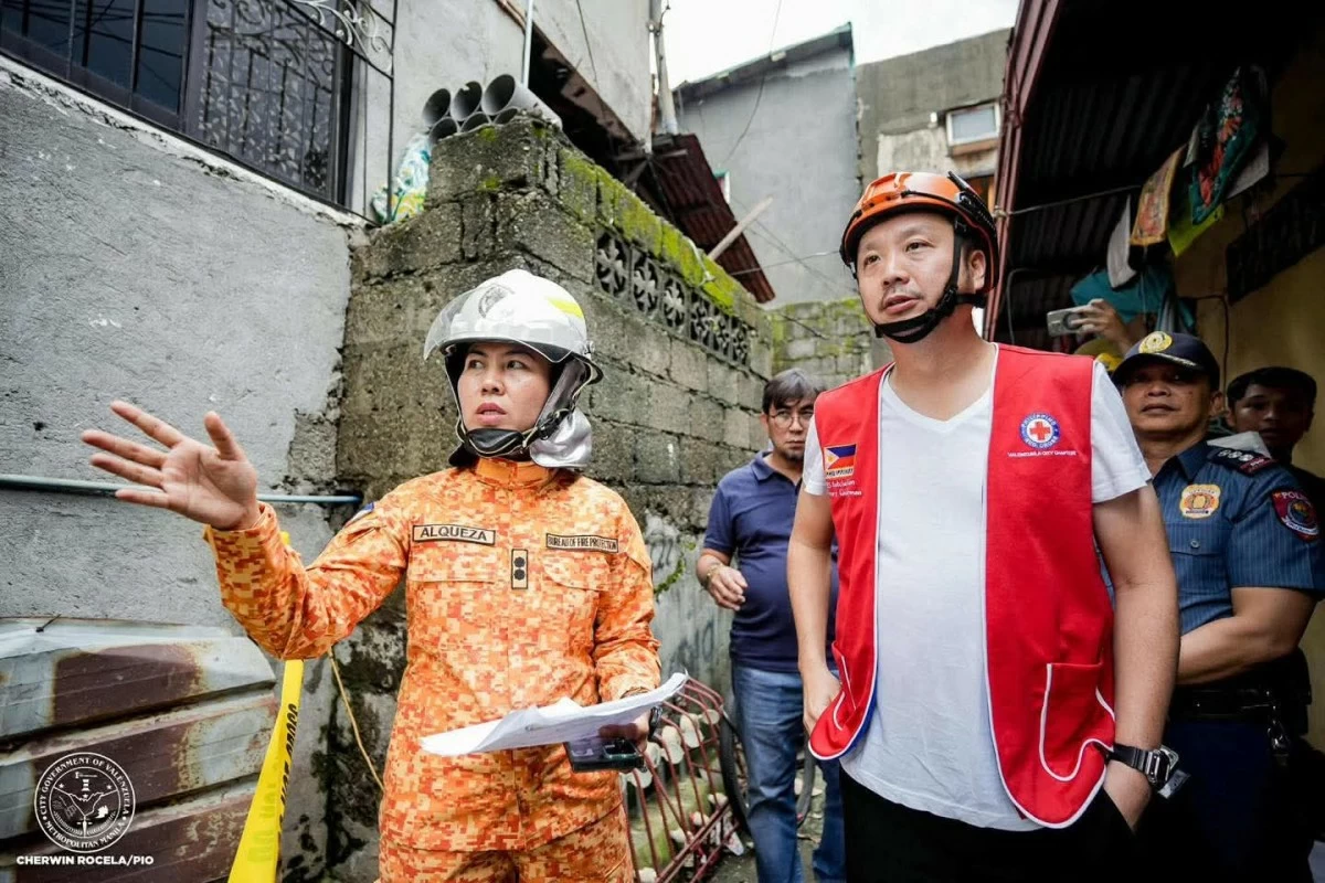 Mayor Wes Gatchalian confers with a BFP officer at the blast site in Valenzuela on Wednesday, Sept. 24. (Photo from Valenzuela LGU)