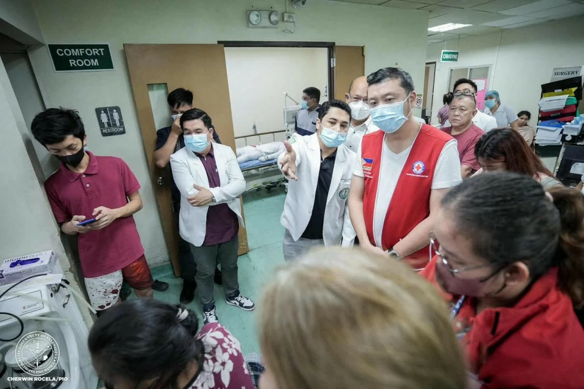 Mayor Wes Gatchalian visits the families injured in the Valenzuela blast at the hospital on Wednesday, Sept. 24. (Photo from Valenzuela LGU)
