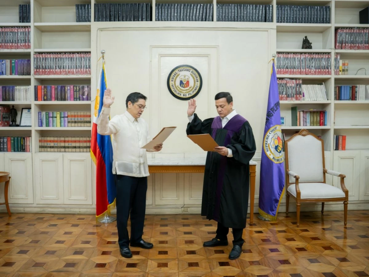 Newly appointed Executive Director of the Independent Commission for Infrastructure (ICI) Brian Keith F. Hosaka, a lawyer, takes his oath of office before Supreme Court Associate Justice Jose Midas P. Marquez. (Photo courtesy of SC Public Information Office)
