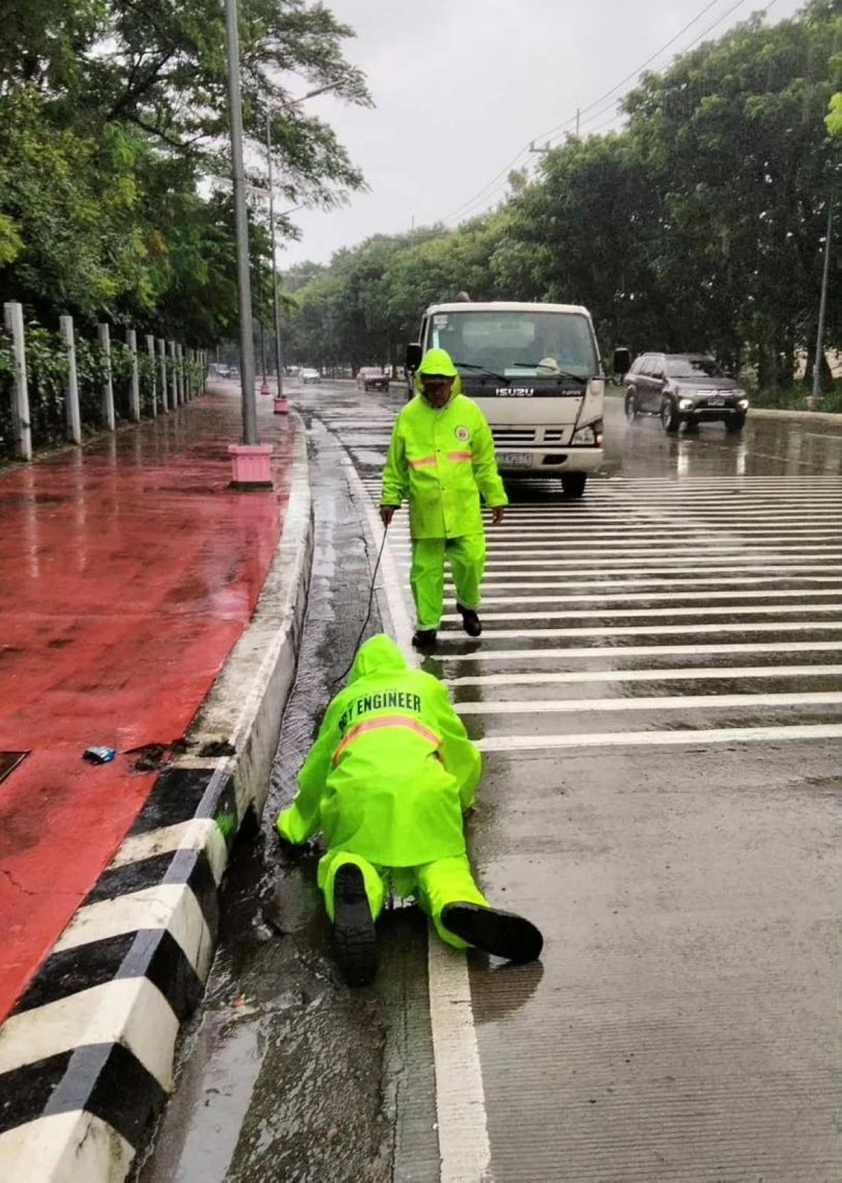 Engineering Office personnel conduct clearing of waterways (Photo from Pasay PIO) 