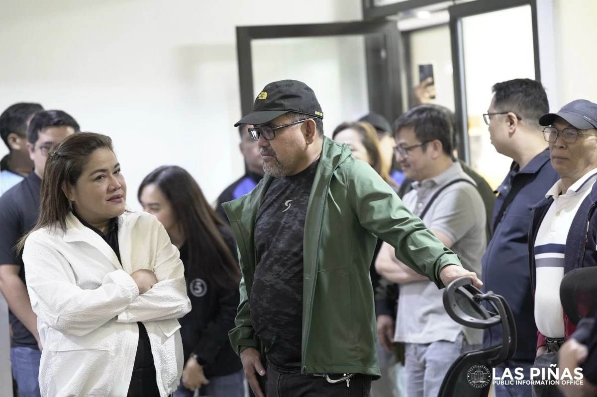 Mayor April Aguilar with City Administrator Reynaldo Balagulan (Photo from Las Piñas PIO)