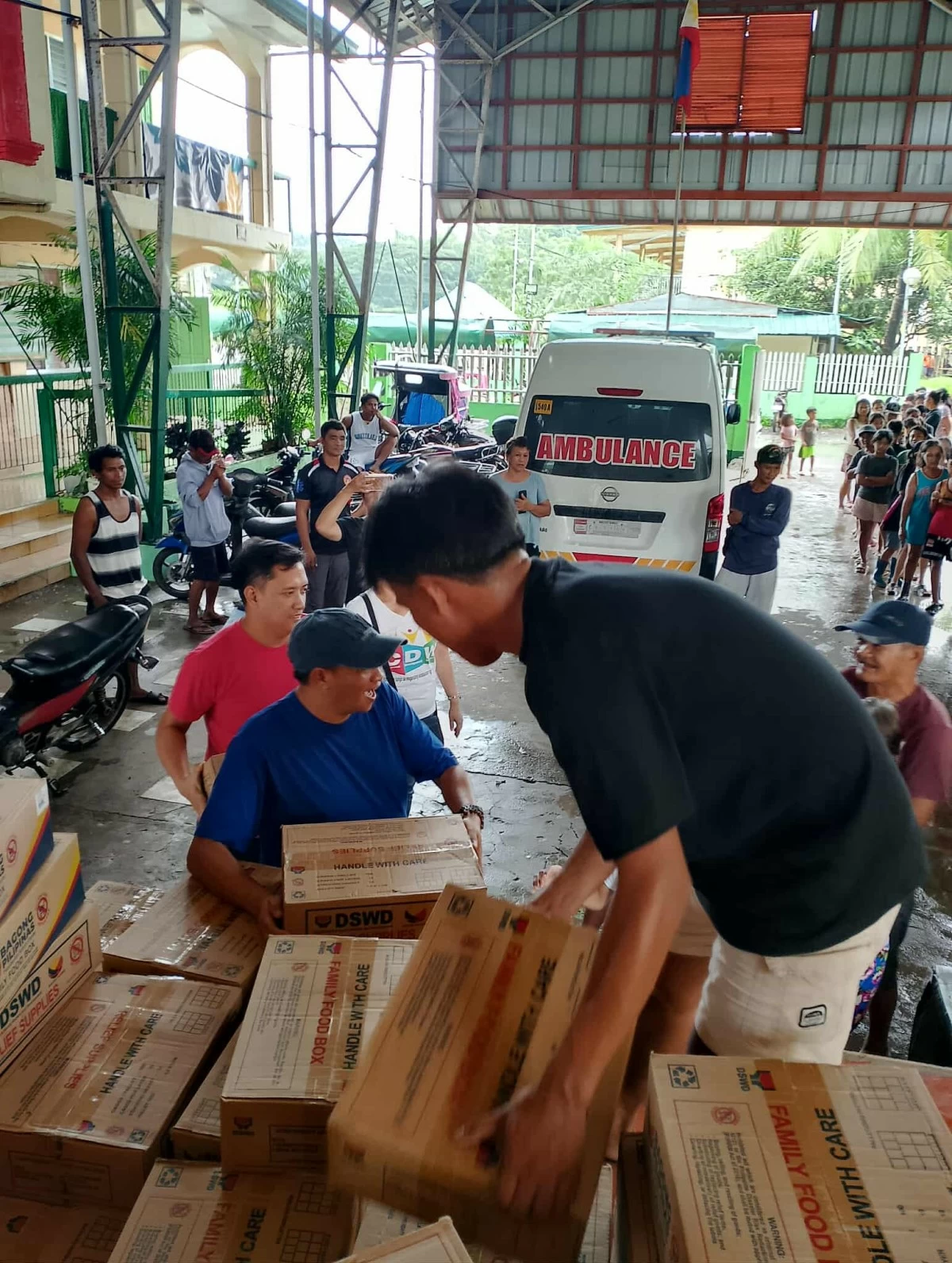 Distribution of relief goods to evacuees in Ternate (Photo from Ternate MDRRMO/MANILA BULLETIN)