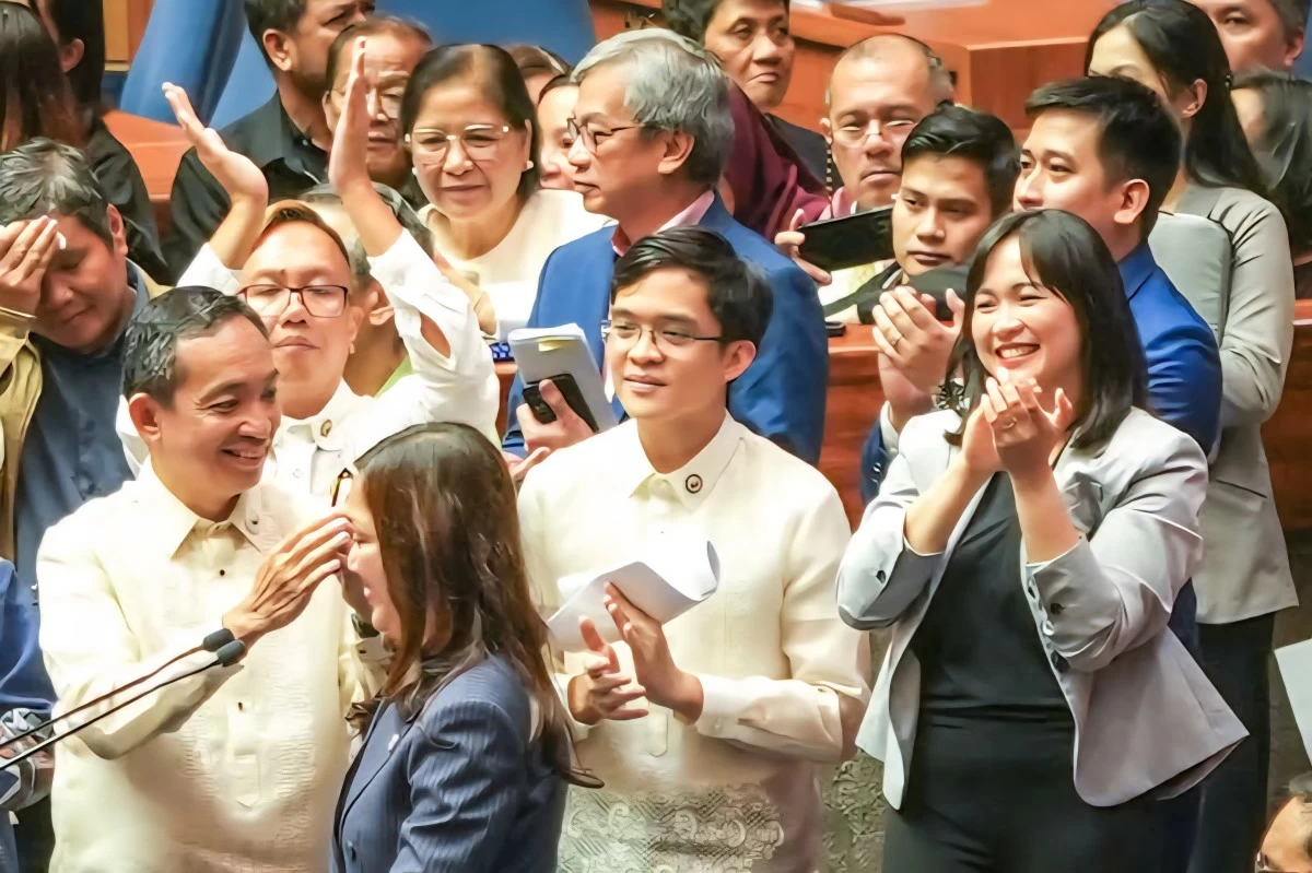 Batangas 1st district Rep. Leandro Legarda Leviste (center) (Facebook)