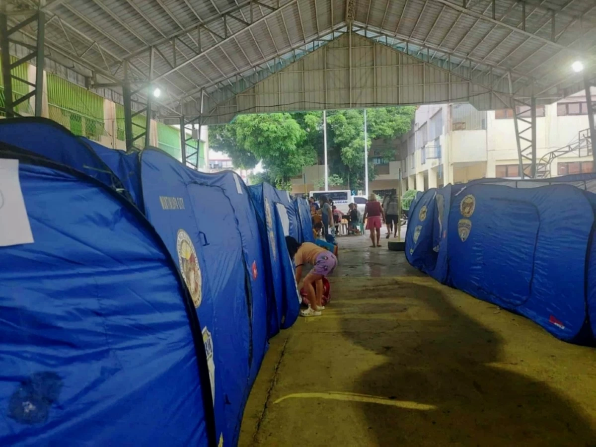 Families in an evacuation center in Muntinlupa on Sept. 26 (Photo from the Muntinlupa City government) 