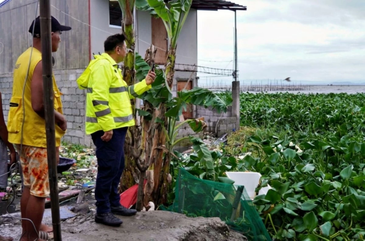 Muntinlupa Mayor Ruffy Biazon visiting an area along Laguna Lake on Sept. 26 (Photo from Mayor Biazon's Facebook account) 