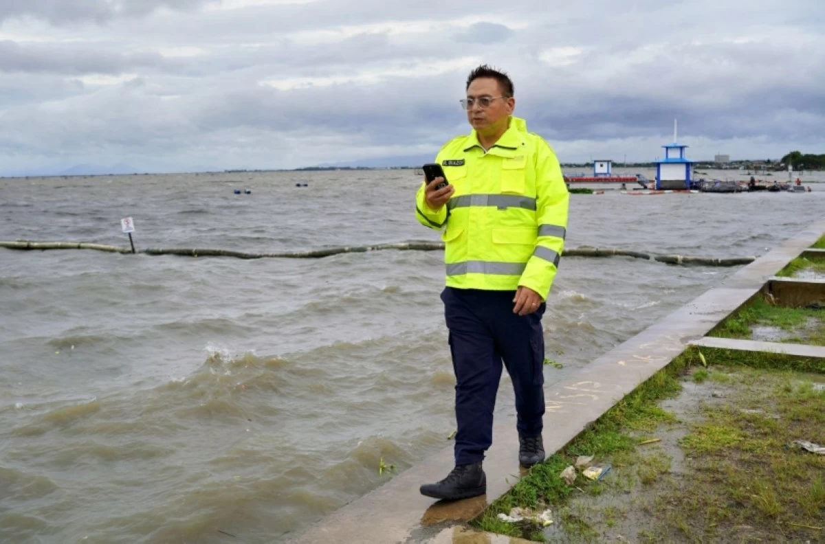 Muntinlupa Mayor Ruffy Biazon visiting an area along Laguna Lake on Sept. 26 (Photo from Mayor Biazon's Facebook account) 