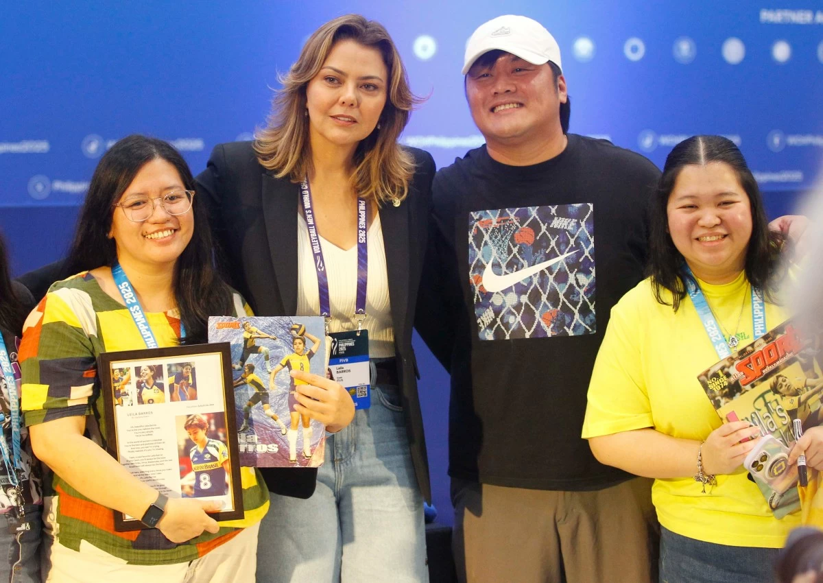Former Brazilian volleyball superstar-turned-Senator Leila Barros pose with loyal Filipino fans. (Mark Balmores)