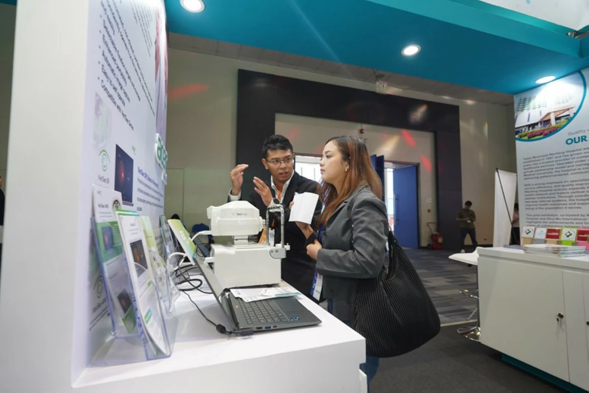 Martyr Yang of Acer Medical Inc. showcasing the VeriSee software and ARC-1000 portable fundus camera.