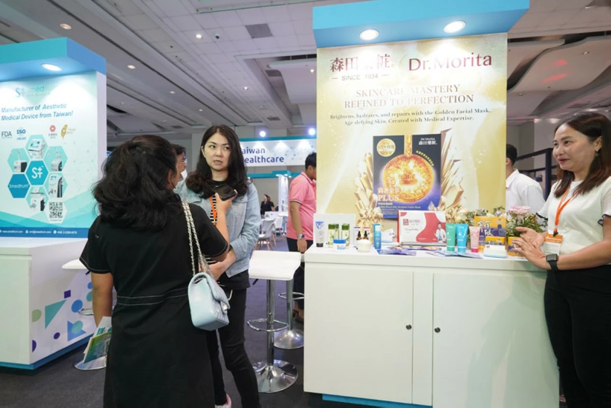Dr. Morita representatives explaining the benefits of its skincare products and facial masks at the booth.