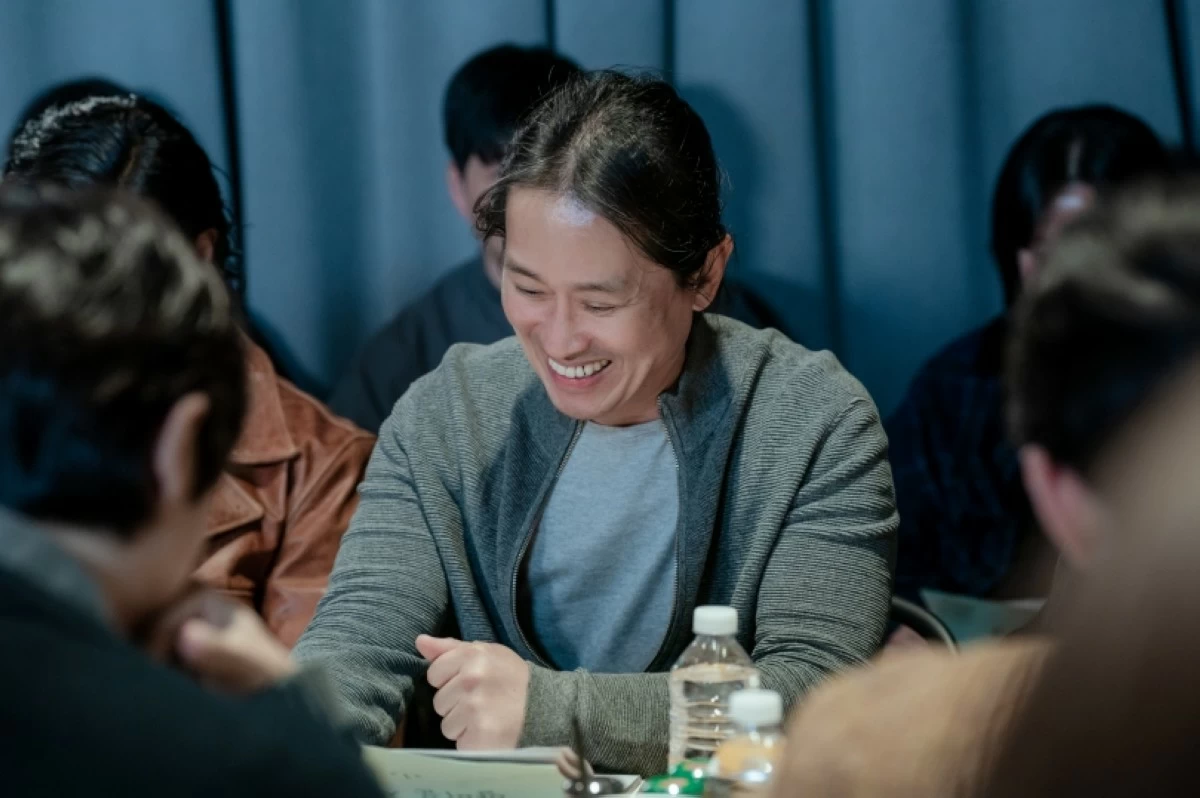 Jo Hee-bong during a table-read for “Nice to Not Meet You” (Prime Video)
