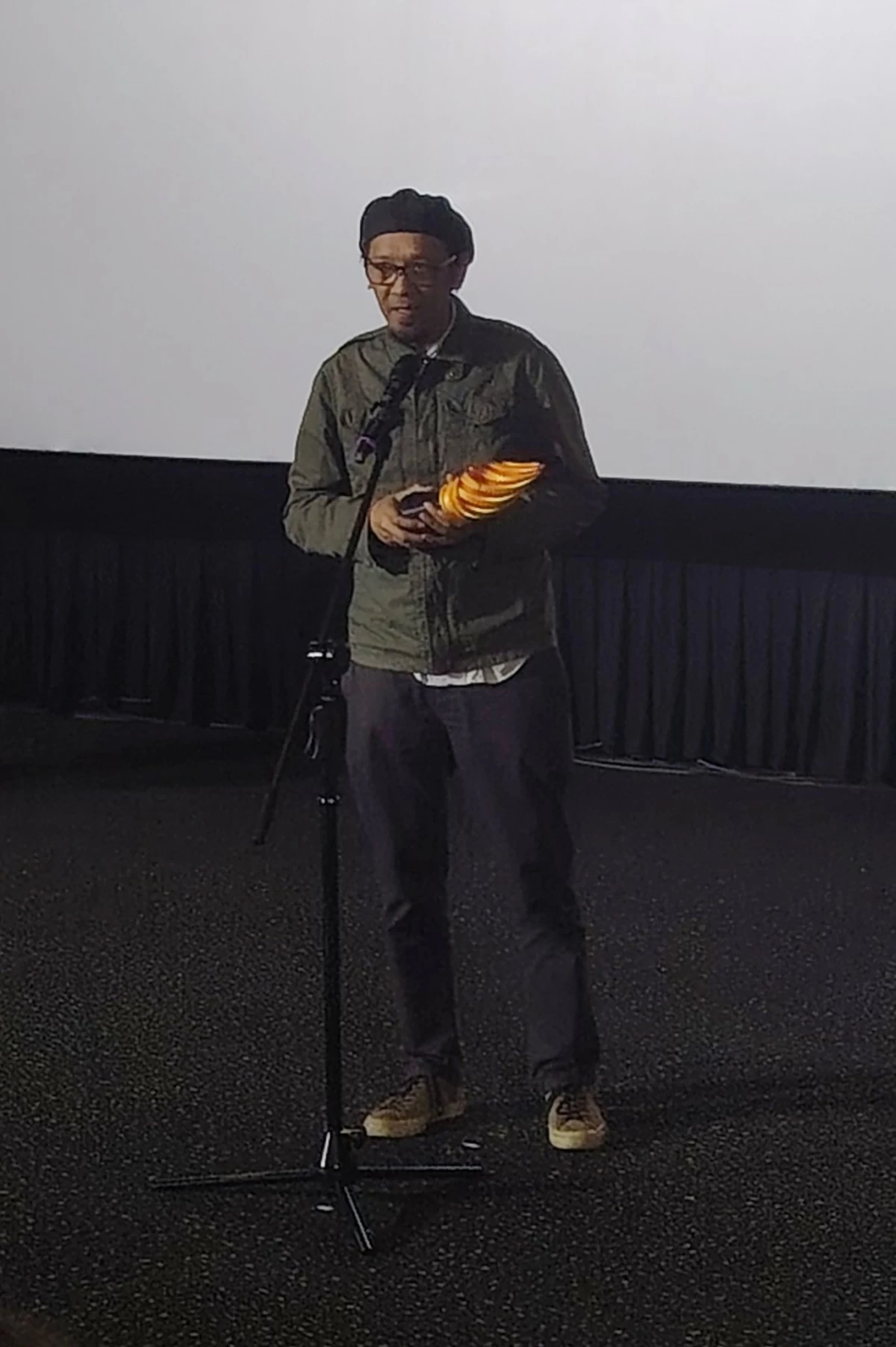 Topel Lee receives the award for best director