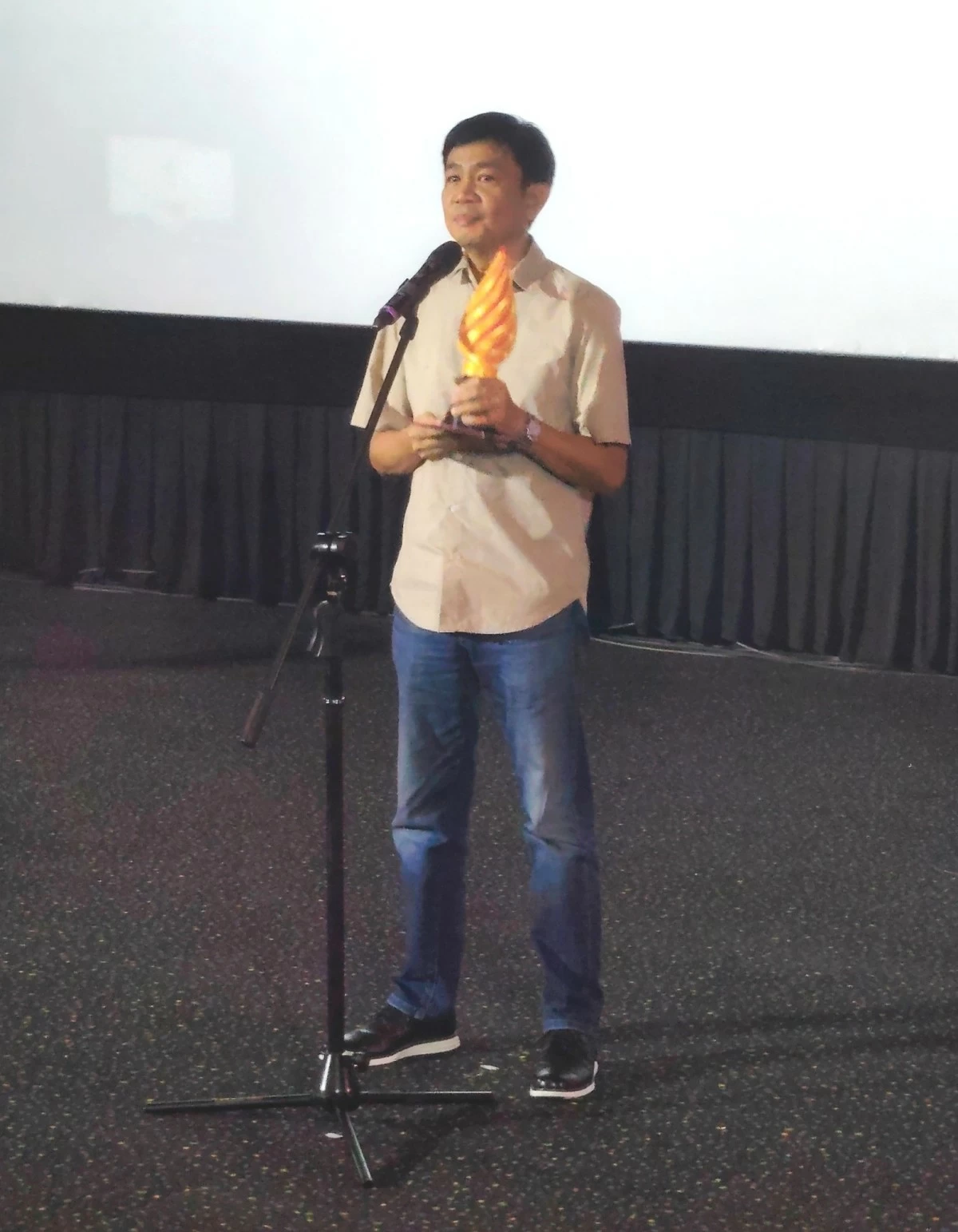 Eric Ramos, Best Screenplay, for 'Madawag Ang Landas Patungong Pag-asa'