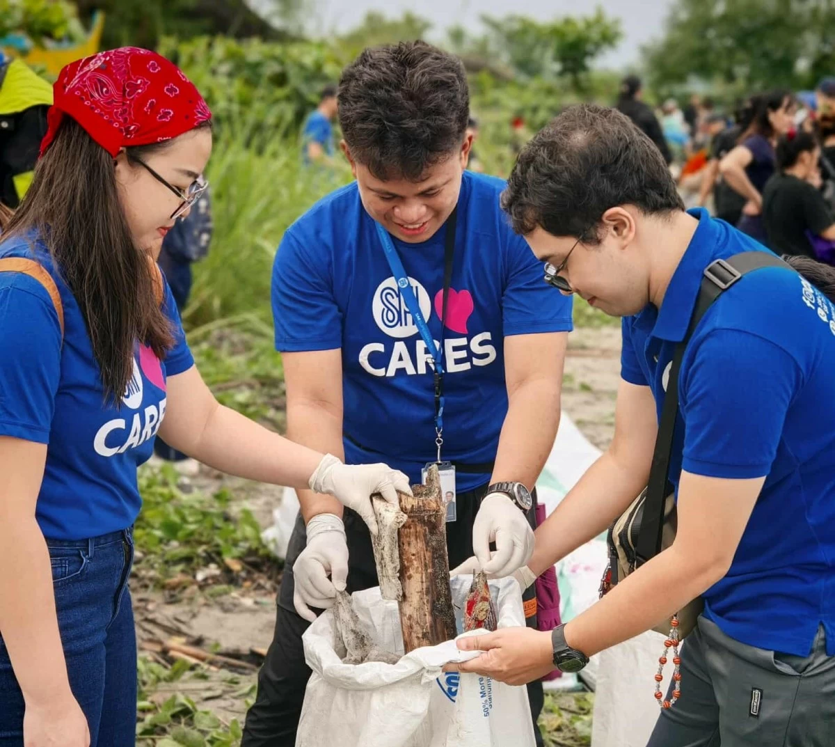 SM City Olongapo Central employee-volunteers join hands for International Coastal Cleanup 2025, championing environmental stewardship.
