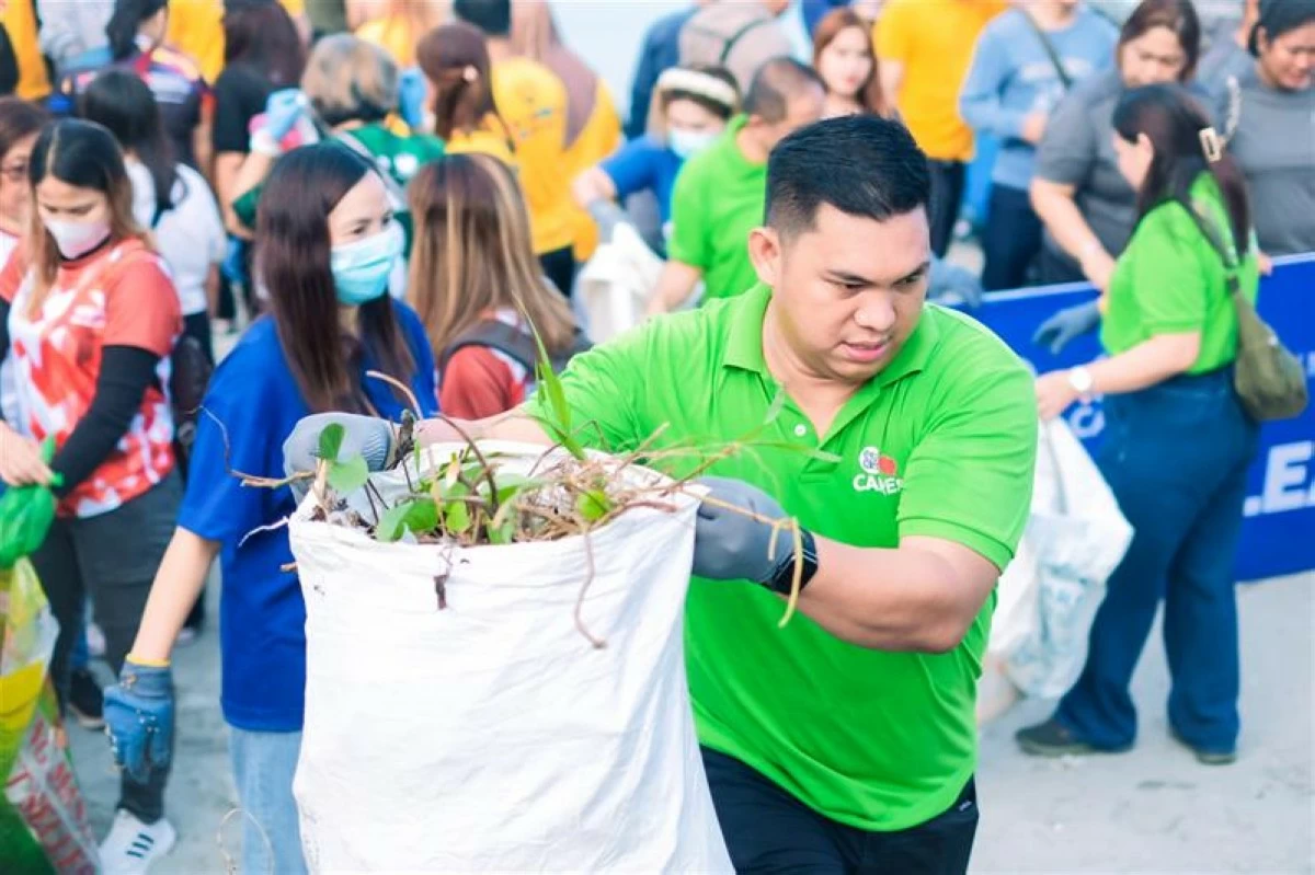 At SM City Mindpro in Zamboanga, International Coastal Cleanup 2025 participants work hand in hand, highlighting the power of community in protecting the environment.