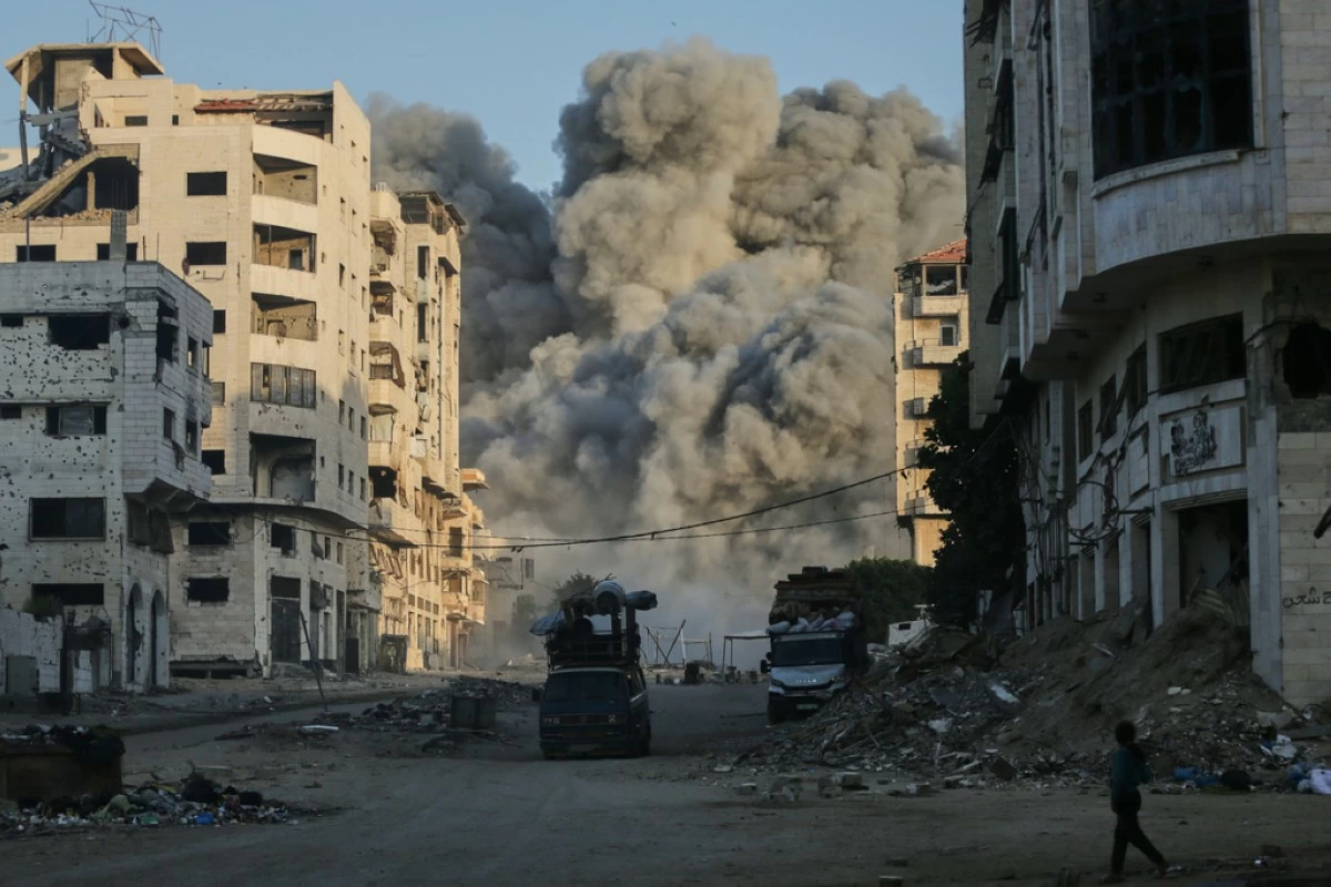 Smoke rises from an Israeli airstrike on the Macca Tower, a high-rise building in Gaza City, Sunday, Sept. 28, 2025, following a prior warning issued by the Israeli army. (AP Photo/Yousef Al Zanoun)