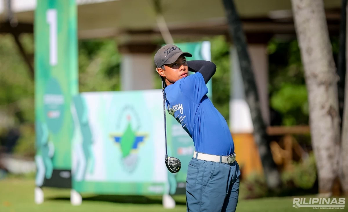 Team South's Ralph Batican get ready to face off in the boys' 11-14 division showdown.