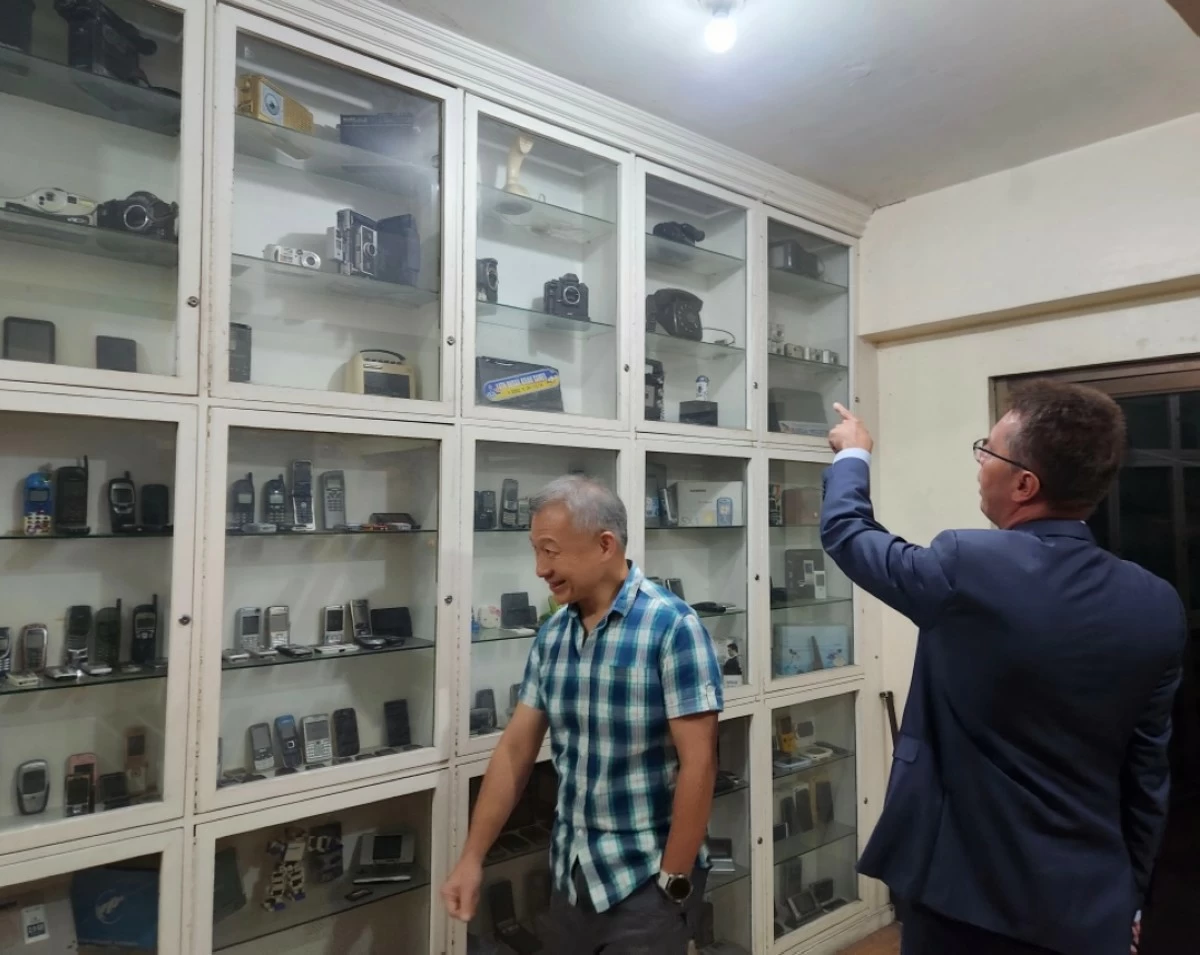 Ambassador Mariomassimo Santoro explores Manila Bulletin’s technology collection during a guided tour hosted by Dr. Emilio C. Yap III.