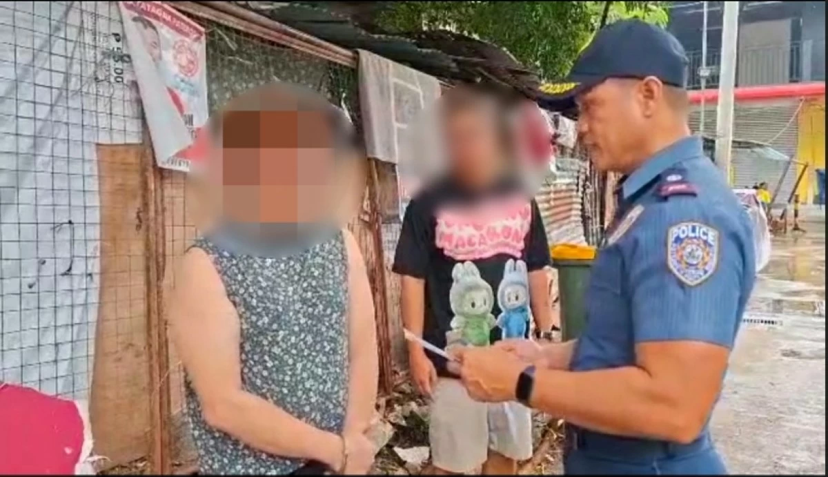 A Pateros police officer (right) with the suspect (Photo from Pateros police / SPD)  