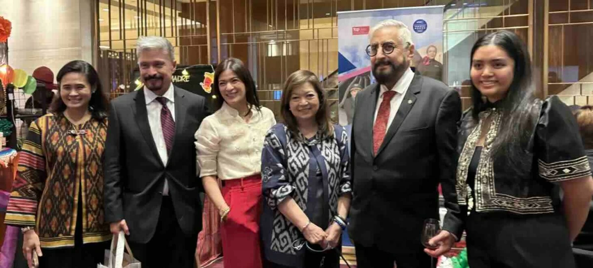 AeroMexico Sales Manager Catherine Bucsit joins APG Philippines, Inc. President Ramón Talavera Franco, AeroMexico GSA Ma. Theresa P. Escalona, AeroMexico Chairman Chona Paredes, Ambassador Daniel Hernández Joseph, and AeroMexico Account Manager Cassandra Papio