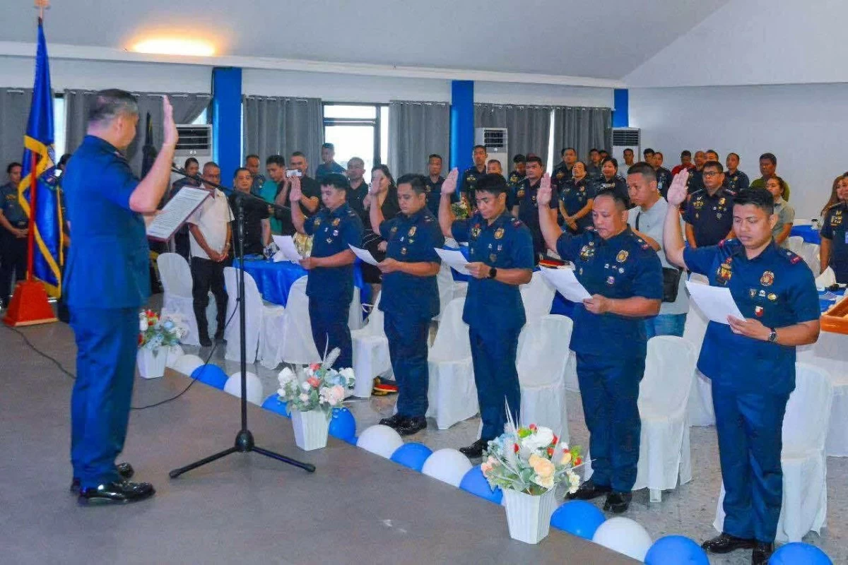 POLICE Brig. Gen. Arnold Thomas Ibay, Police Regional Office-Negros Island Region (PRO-NIR) director, swears in five newly-promoted police commissioned officers on Monday, Sept. 29. (Photo via PRO-NIR)